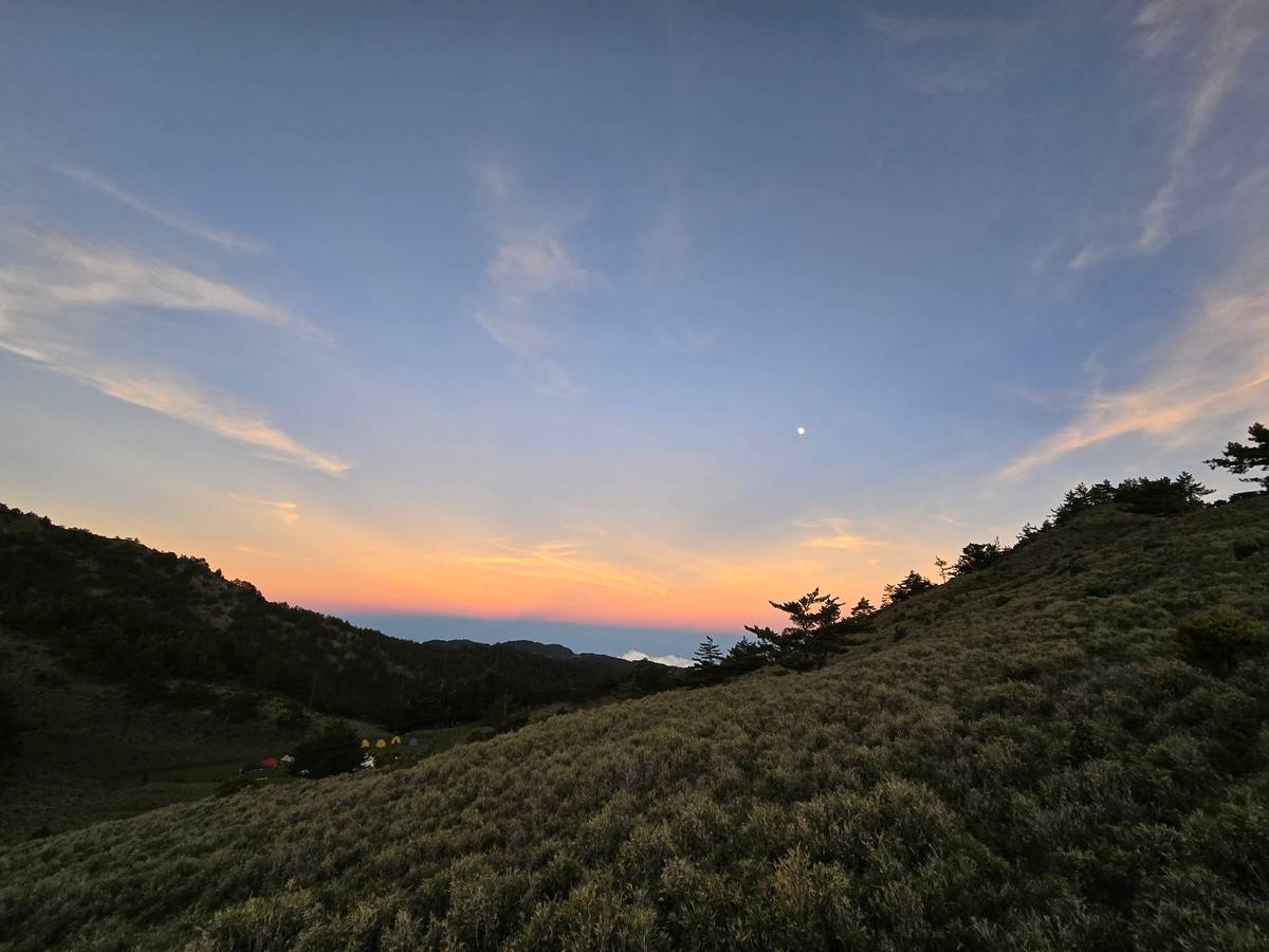 妹池旁邊小山上的夕陽
